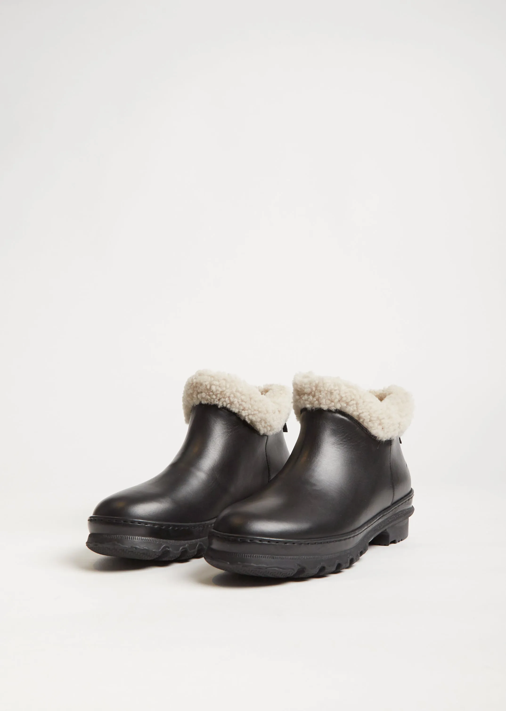 Garden Sheepskin Boot — Black/Natural